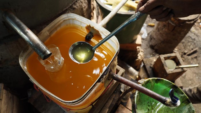 Melihat Produksi Minyak Atsiri untuk Kosmetik dan Parfum Pekerja memperlihatkan minyak nilam yang sudah melalui proses penyulingan di Mamuju Sulawesi Barat, Kamis (31/10/2024). Minyak nilam (minyak atsiri) sudah melalui menyulingan tersebut selanjutnya dijual dengan harga Rp2,2 juta per kilogram dan diekspor ke beberapa negara untuk dijadikan bahan dasar produk kosmetik dan parfum. ANTARA FOTO/ Akbar Tado/foc.