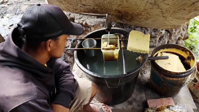 Pekerja memperlihatkan minyak nilam yang sudah melalui proses penyulingan di Mamuju Sulawesi Barat, Kamis (31/10/2024). Minyak nilam (minyak atsiri) sudah melalui menyulingan tersebut selanjutnya dijual dengan harga Rp2,2 juta per kilogram dan diekspor ke beberapa negara untuk dijadikan bahan dasar produk kosmetik dan parfum. ANTARA FOTO/ Akbar Tado/foc.
