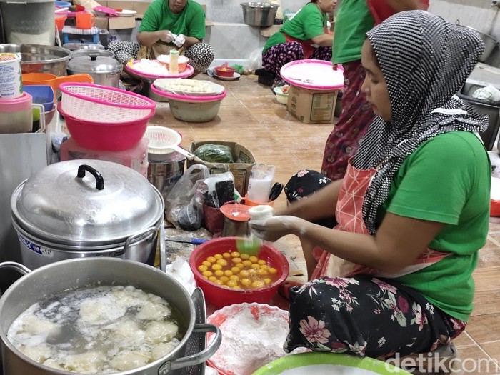 Melihat produksi pempek yang menggunakan jarigan gas alam PGN