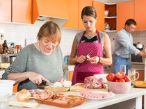 Mertua Sengaja Sajikan Daging untuk Menantunya yang Vegan