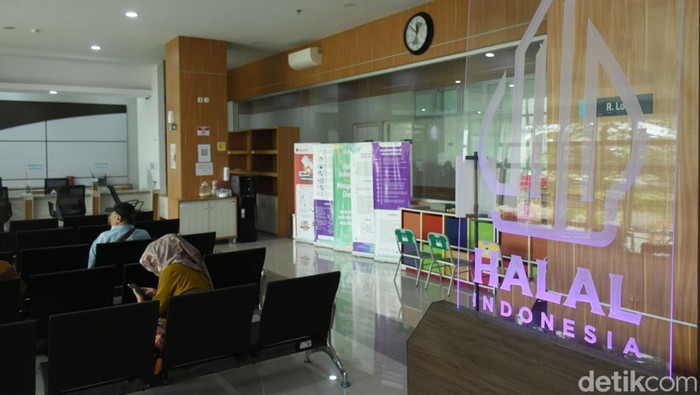 Suasana pelayanan sertifikasi halal di kantor Badan Penyelenggara Jaminan Produk Halal (BPJPH), Jakarta, Kamis (31/10/2024).