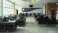 Kantor BPJPH dipenuhi warga yang ingin mendaftarkan produk konsumsinya utnuk sertifikasi halal.  