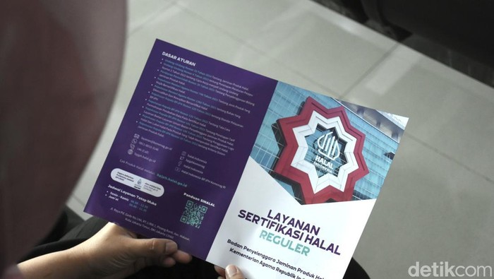 Suasana pelayanan sertifikasi halal di kantor Badan Penyelenggara Jaminan Produk Halal (BPJPH), Jakarta, Kamis (31/10/2024).
