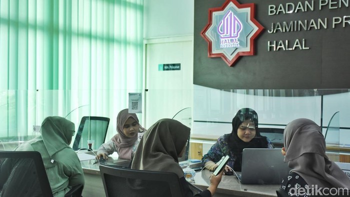 Menengok Pendaftaran Sertifikasi Halal di BPJPH Suasana pelayanan sertifikasi halal di kantor Badan Penyelenggara Jaminan Produk Halal (BPJPH), Jakarta, Kamis (31/10/2024).