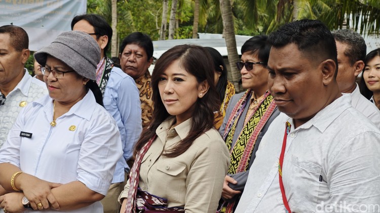 Menkomdigi Menkomdigi Meutya Hafid blusukan cek sinyal internet di pelosok Nusa Tenggara Timur (NTT).