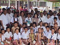 Menkomdigi Meutya Hafid Blusukan Cek Sinyal Internet di Pelosok NTT