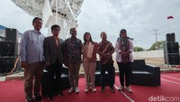 Dalam kunjungan kerja perdana, Menkomdigi Meutya Hafid meninjau Stasiun Bumi Staria-1 di Kupang, Nusa Tenggara Timur.