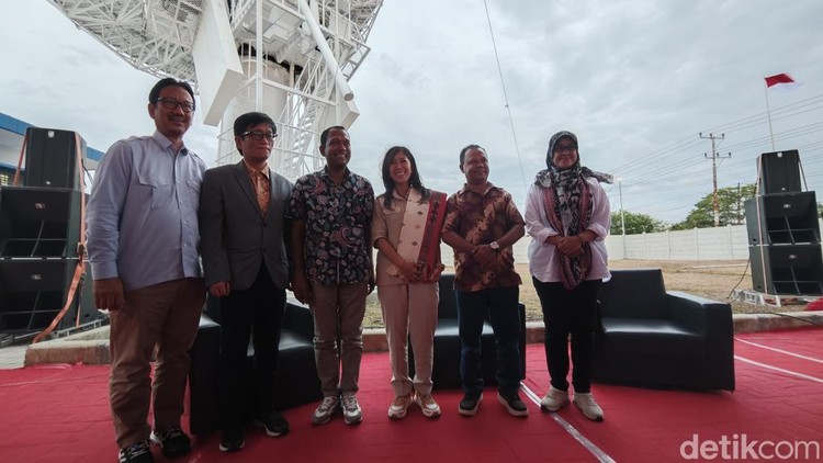 Menkomdigi Meutya Hafid Dalam kunjungan kerja perdana, Menkomdigi Meutya Hafid meninjau Stasiun Bumi Staria-1 di Kupang, Nusa Tenggara Timur.