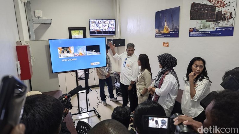 Dalam kunjungan kerja perdana, Menkomdigi Meutya Hafid meninjau Stasiun Bumi Staria-1 di Kupang, Nusa Tenggara Timur.