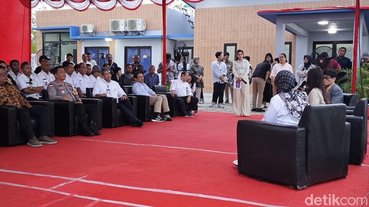Dalam kunjungan kerja perdana, Menkomdigi Meutya Hafid meninjau Stasiun Bumi Staria-1 di Kupang, Nusa Tenggara Timur.