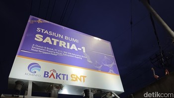 Dalam kunjungan kerja perdananya, Menkomdigi Meutya Hafid turut mengunjungi Stasiun Bumi Satria-1 di Kupang, Nusa Tenggara Timur. Foto: Agus Tri Haryanto/detikINET