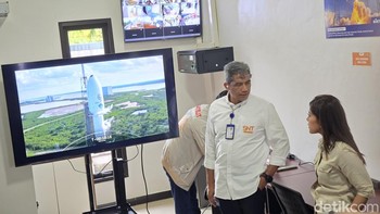 Menkomdigi Meutya Hafid saat meninjau fasilitas penyebaran akses internet di daerah 3T tersebut. Foto: Agus Tri Haryanto/detikINET