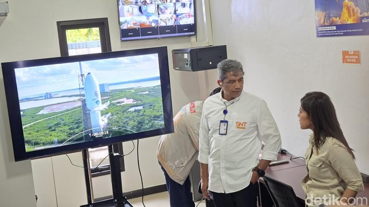 Menkomdigi Meutya Hafid Dalam kunjungan kerja perdana, Menkomdigi Meutya Hafid meninjau Stasiun Bumi Staria-1 di Kupang, Nusa Tenggara Timur.