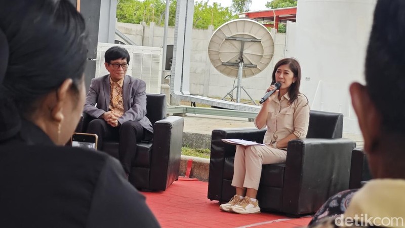 Dalam kunjungan kerja perdana, Menkomdigi Meutya Hafid meninjau Stasiun Bumi Staria-1 di Kupang, Nusa Tenggara Timur.