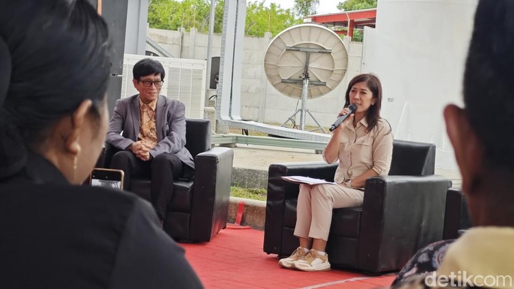 Menkomdigi Meutya Hafid Dalam kunjungan kerja perdana, Menkomdigi Meutya Hafid meninjau Stasiun Bumi Staria-1 di Kupang, Nusa Tenggara Timur.