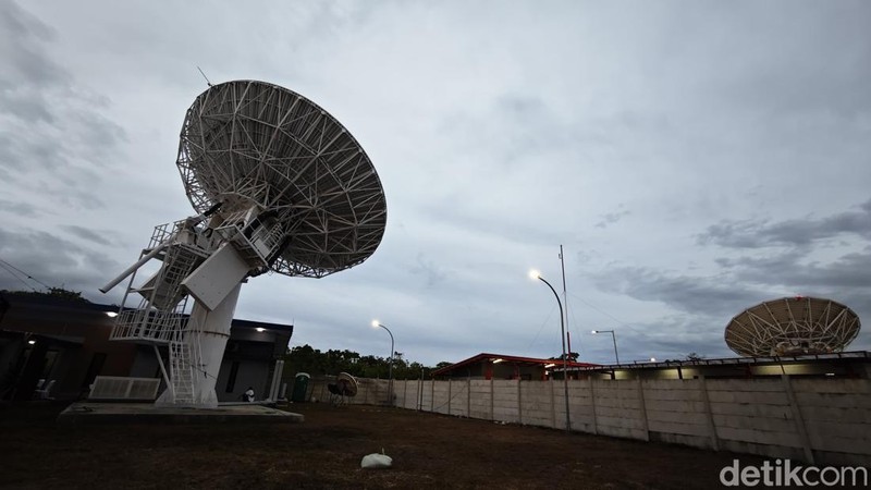Dalam kunjungan kerja perdana, Menkomdigi Meutya Hafid meninjau Stasiun Bumi Staria-1 di Kupang, Nusa Tenggara Timur.