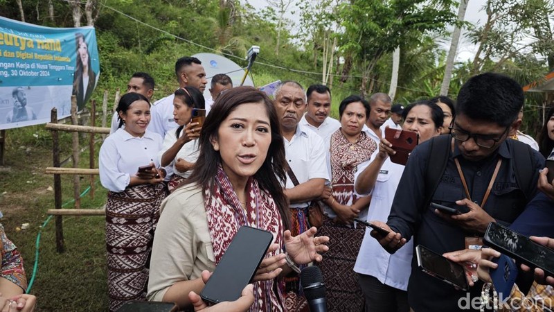 Menkomdigi Meutya Hafid blusukan cek sinyal internet di pelosok Nusa Tenggara Timur (NTT).