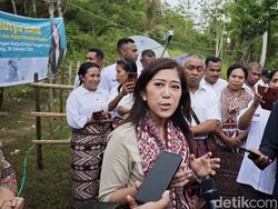 Menkomdigi Meutya Hafid Blusukan Cek Sinyal Internet di Pelosok NTT