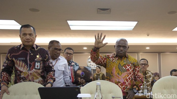 Menteri Hak Asasi Manusia (HAM) Natalius Pigai melambaikan tangan saat bersiap mengikuti rapat kerja dengan Komisi XIII DPR di Kompleks Parlemen, Senayan, Jakarta, Kamis (31/10/2024). Rapat tersebut membahas rencana kerja Kementerian Hak Asasi Manusia.
