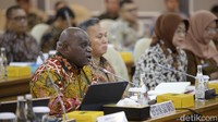 Pigai menyebutkan salah satu alasan karena adanya penambahan staf di Kementerian HAM. Pigai menyebutkan 188 staf saja membutuhkan anggaran Rp 14 miliar, apalagi jika karyawan bertambah menjadi ribuan. Belum lagi, menurut dia, terkait dengan tunjangan gaji hingga biaya pembangunan.