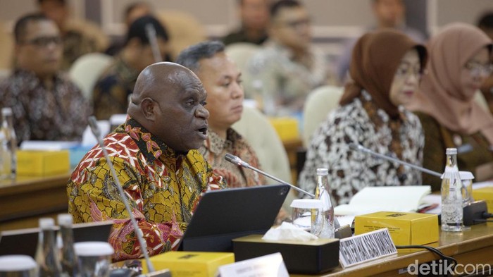 Menteri Hak Asasi Manusia (HAM) Natalius Pigai melambaikan tangan saat bersiap mengikuti rapat kerja dengan Komisi XIII DPR di Kompleks Parlemen, Senayan, Jakarta, Kamis (31/10/2024). Rapat tersebut membahas rencana kerja Kementerian Hak Asasi Manusia.