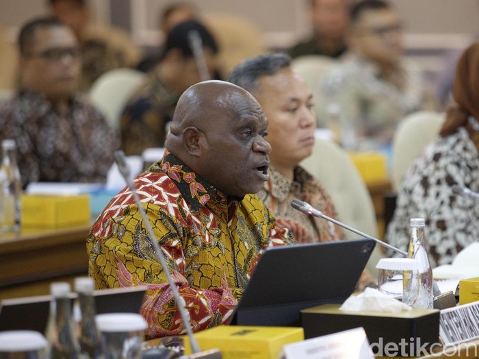 Menteri Hak Asasi Manusia (HAM) Natalius Pigai melambaikan tangan saat bersiap mengikuti rapat kerja dengan Komisi XIII DPR di Kompleks Parlemen, Senayan, Jakarta, Kamis (31/10/2024). Rapat tersebut membahas rencana kerja Kementerian Hak Asasi Manusia.