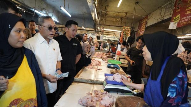 Menteri Koordinator Bidang Pangan, Zulkifli Hasan (Zulhas) melakukan inspeksi mendadak (sidak) harga bahan pokok atau pangan di Pasar Kosambi, Kota Bandung. (Dok: Tim Media Menko Pangan)