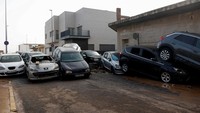 Selain mobil-mobil, banjir juga menyapu jembatan dan bangunan.