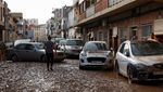 Mobil-mobil Ringsek Tersapu Banjir Penuhi Jalanan di Spanyol