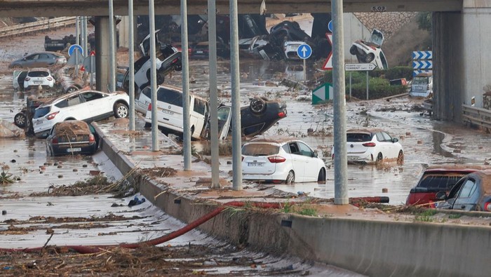 Damaged cars are seen along a road affected by torrential rains that caused flooding, on the outskirts of Valencia, Spain, October 31, 2024. REUTERS/Eva Manez     TPX IMAGES OF THE DAY