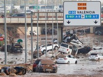 Mobil-mobil Ringsek Tersapu Banjir Penuhi Jalanan di Spanyol