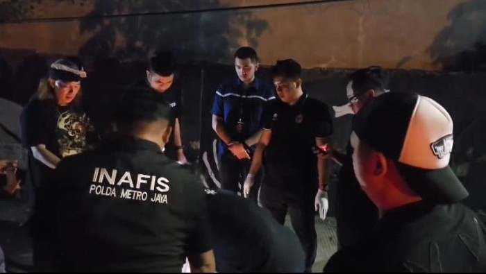 Momen polisi temukan kepala wanita korban mutilasi di Muara Baru, Jakut. (Dok. istimewa)