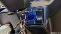 Motor listrik baru itu tersedia dalam tiga pilihan warna, yakni krem, hitam dan putih. Pembelian unit sudah termasuk garansi tiga tahun dan layanan dukungan seperti customer service, roadside assistance serta Zuttoride. Foto: Septian Farhan Nurhuda / detikOto