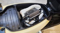 Alva N3 dibekali sejumlah fitur standard, mulai dari panel instrumen digital, boost charge untuk pengisian daya cepat, Alva Intelligent Charging System (AICS), bagasi dan kompartemen yang lega, port USB A dan C, konektivitas ponsel melalui Alva Apps, ‘tahan banjir’ dan masih banyak lagi. Foto: Septian Farhan Nurhuda / detikOto