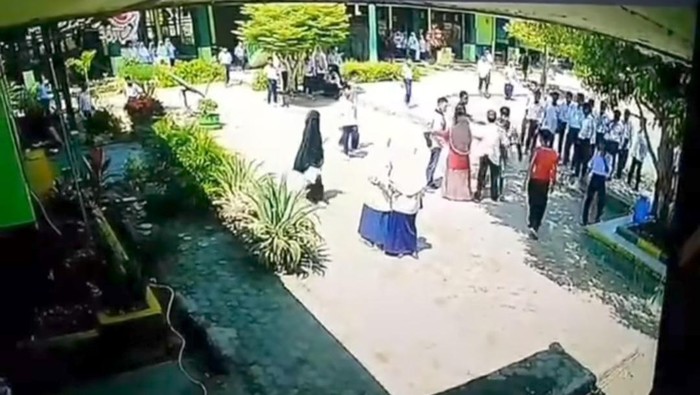Seorang guru honorer di MTs Negeri 1 Buol dianiaya keluarga siswa saat mediasi. Korban telah melapor ke polisi, penyelidikan masih berlangsung.