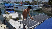 Nelayan setempat menggunakan panel surya sebagai sumber energi alternatif yang ramah lingkungan untuk menyalakan lampu dan menghidupkan radar dalam kapal sehingga dapat menghemat biaya operasional saat melaut.  
