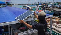 Nelayan memeriksa instalasi panel surya yang terpasang di kapal miliknya di Pelabuhan Paotere, Makassar, Sulawesi Selatan, Kamis (31/10/2024).  