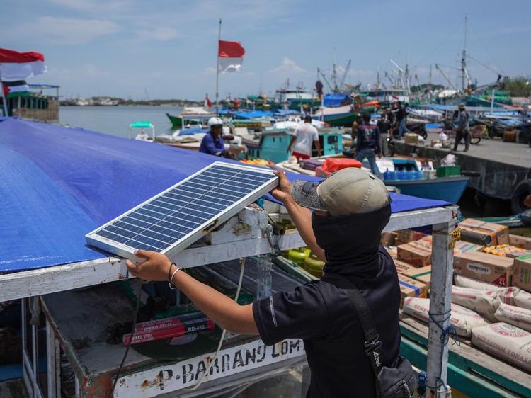 Potret Nelayan Manfaatkan PLTS untuk Melaut
