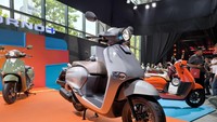 Mengutip laman Greatbiker, New Honda Giorno+ hadir dengan enam warna baru dan tujuh gaya berbeda. Pilihan warnanya pun semakin berani. Ada warna orange, dengan kombinasi warna coklat pada bagian jok. Juga ada pilihan warna putih, hijau, dan coklat seperti warna kopi. Foto: Greatbiker