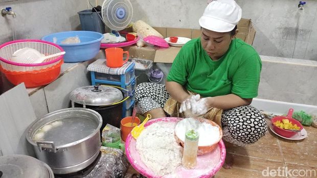 Nyala api biru dari jaringan gas alam mempercepat proses produksi pempek