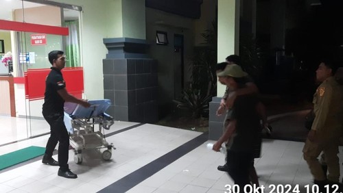 Petugas mengevakuasi pria yang mengamuk di Desa Yehembang, Kecamatan Mendoyo, Jembrana, Rabu (30/10/2024). (Dok. Satpol PP Jembrana)