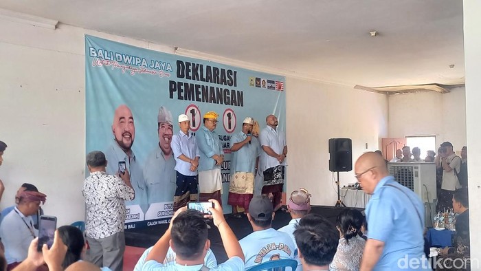 Pasangan calon gubernur dan wakil gubernur Bali nomor urut 1 Made Muliawan Arya (De Gadjah) dan Putu Agus Suradnyana (PAS) saat kampanye di Desa Sangket, Kecamatan Sukasada, Buleleng, Kamis (31/10/2024). (Made Wijaya Kusuma)
