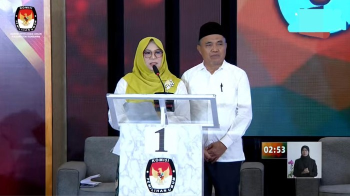 Paslon nomor urut 1, Dewi Noviany-Talifuddin (Novi-Talif), tampil dalam debat perdana Pilbup Sumbawa 2024 di La Grande Hotel Grand Sumbawa, Kamis (31/10/2024) siang. (Tangkapan layar Youtube KPU Sumbawa)
