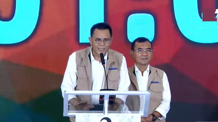 Paslon nomor urut 2, Syarafuddin Jarot-Mohamad Ansori (Jarot-Ansori), tampil dalam debat perdana Pilbup Sumbawa, Kamis (31/10/2024). (Tangkapan layar Youtube KPU Sumbawa)