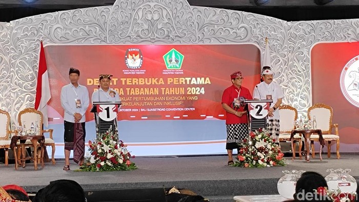 Paslon nomor urut satu, yakni I Nyoman Mulyadi-I Nyoman Ardika saat debat perdana Pilbup Tabanan 2024, pada Kamis (31/10/2024). (Agus Eka/detikBali)