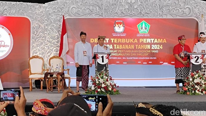 Paslon nomor urut satu, yakni I Nyoman Mulyadi-I Nyoman Ardika saat debat perdana Pilbup Tabanan 2024, pada Kamis (31/10/2024) malam. ( Agus Eka/detikBali)