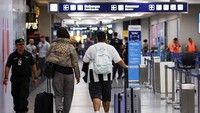 Mereka protes karena pemerintah terus mendorong langkah-langkah penghematan untuk menyeimbangkan neraca keuangannya di tengah krisis ekonomi yang besar.