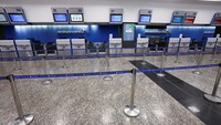 Pemandangan meja check-in Aerolineas Argentinas yang tidak dijaga di bandara Aeroparque Jorge Newbery, Buenos Aires, Argentina, Rabu (30/10/2024).