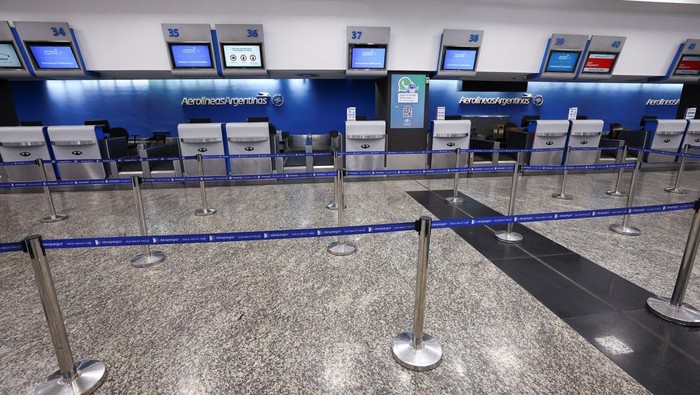 Pekerja Bandara di Argentina Mogok Kerja, Penumpang Terlantar Aerolineas Argentinas planes are parked at the Aeroparque Jorge Newbery airport, during a 24-hour general strike called by transport unions against Argentina's President Javier Milei government's adjustment policy, in Buenos Aires, Argentina, October 30, 2024. REUTERS/Agustin Marcarian
