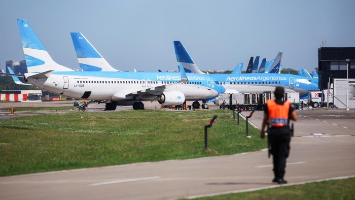 Aerolineas Argentinas planes are parked at the Aeroparque Jorge Newbery airport, during a 24-hour general strike called by transport unions against Argentina's President Javier Milei government's adjustment policy, in Buenos Aires, Argentina, October 30, 2024. REUTERS/Agustin Marcarian